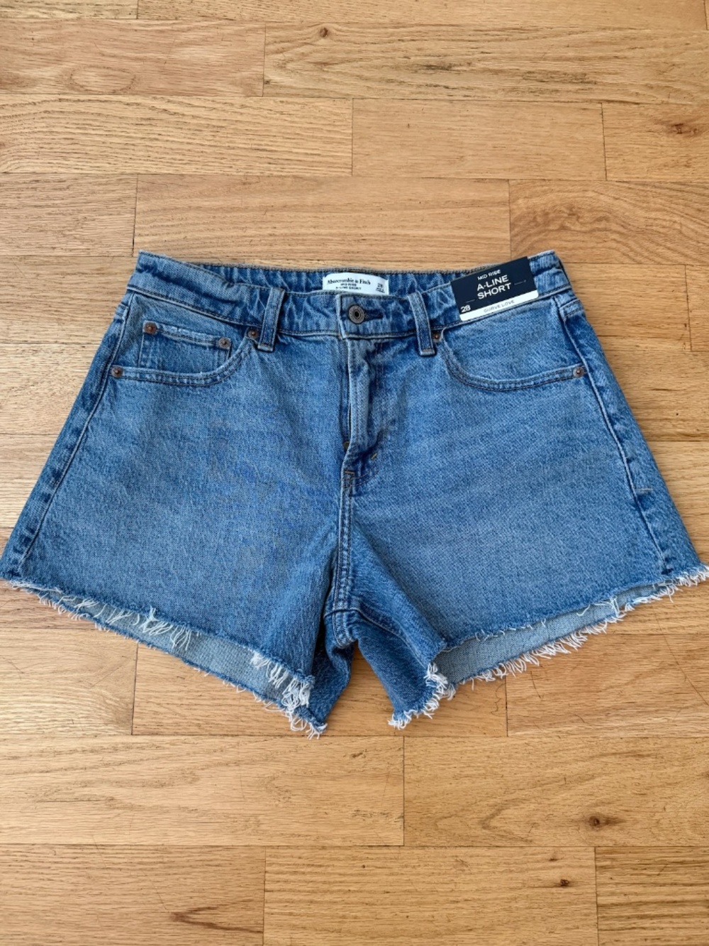 NWT Abercrombie Curve Love Mid Rise A-Line Denim Shorts 28/6 Medium Wash - Picture 3 of 8
